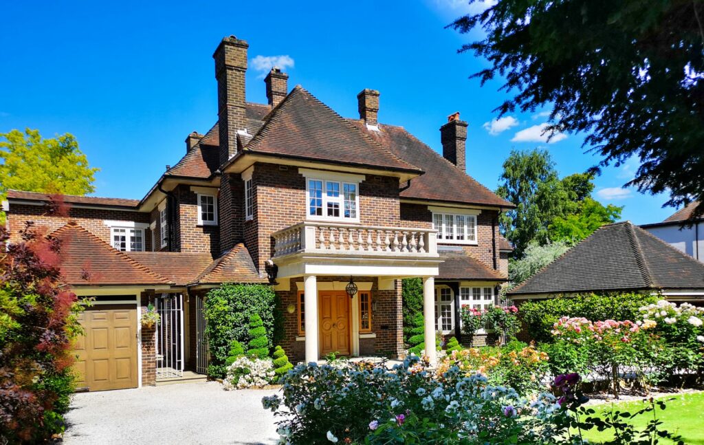 Buying a property in the uk - Elegant English Country House