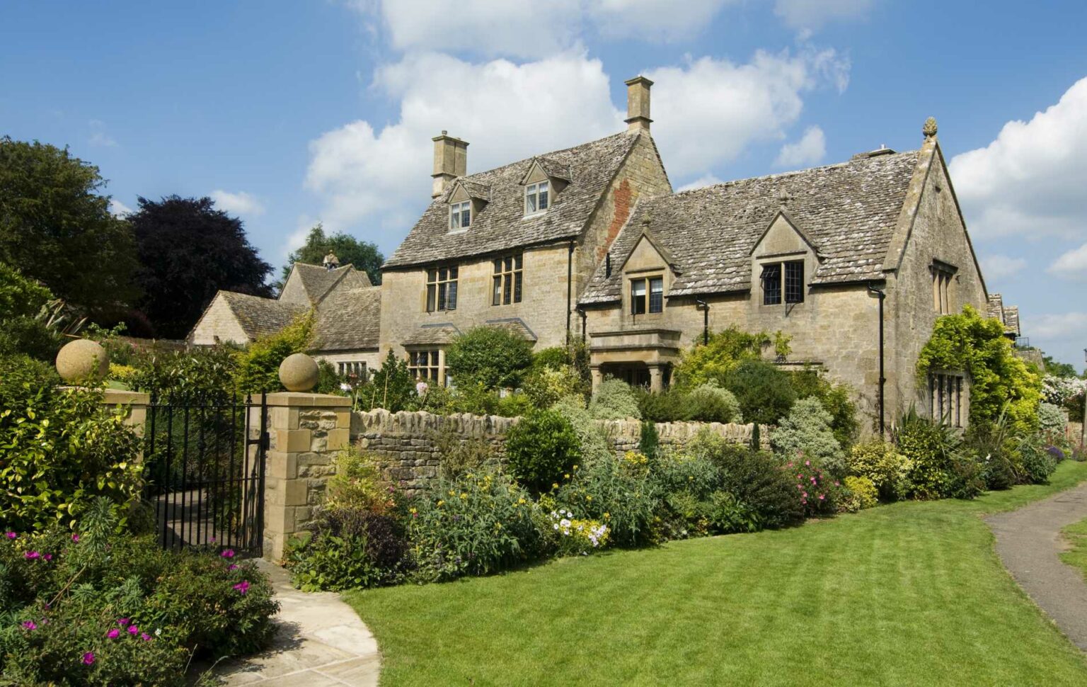 choosing-the-perfect-spot-to-live-in-cotswolds-woman-of-style-and